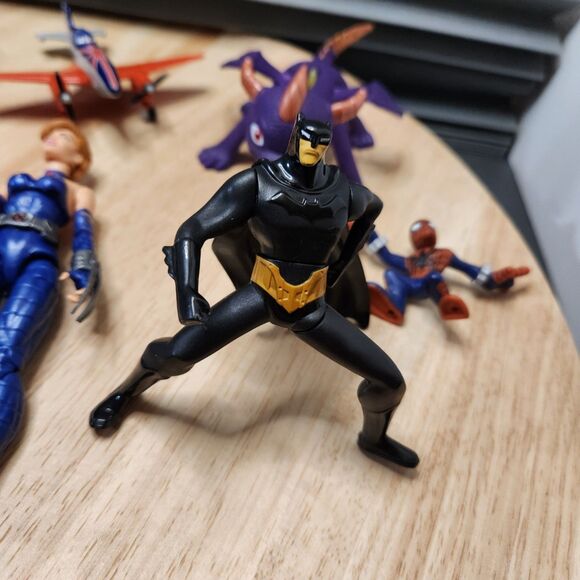 Mixed Toy Lot – Small Figurines, Planes & Bikes - Picture 2 of 9